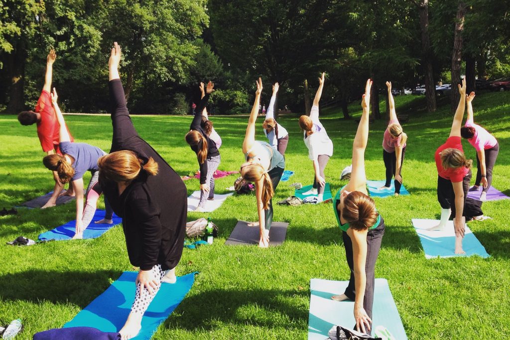 Bild einer Gruppe beim Yoga im Park